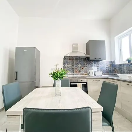 Ocean Breeze 8 - Sliema Strand, Apartment